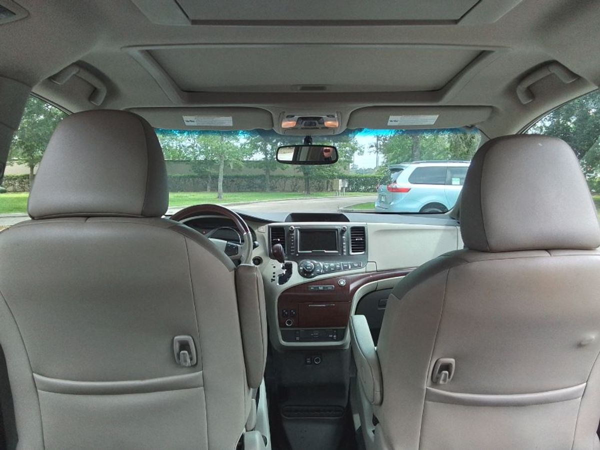 2011 TOYOTA SIENNA - Image 18