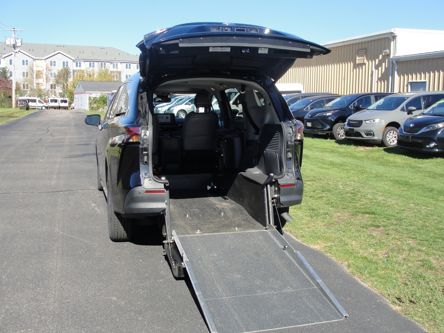 Black Toyota Sienna image number 9