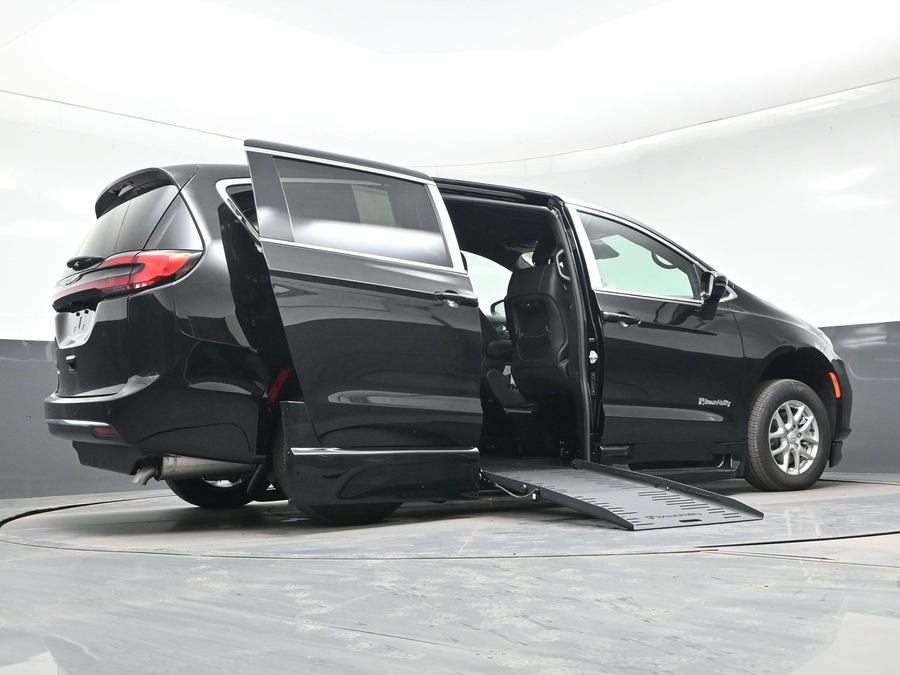 Black Chrysler Pacifica image number 15