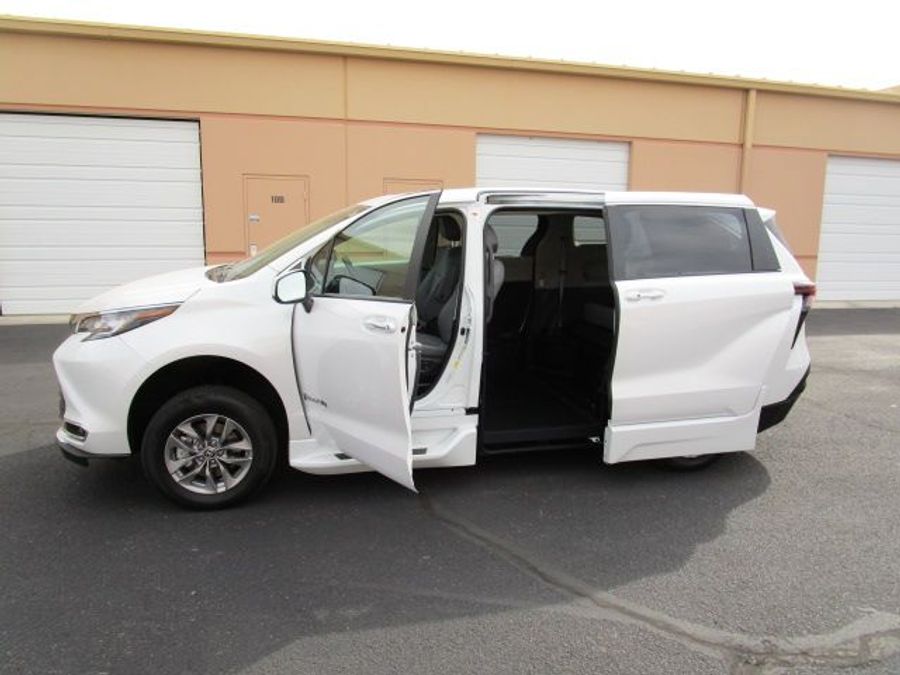 Used 2023 Toyota Sienna Hybrid XLE Base - BraunAbility Side Entry Entry In Floor Automatic Ramp