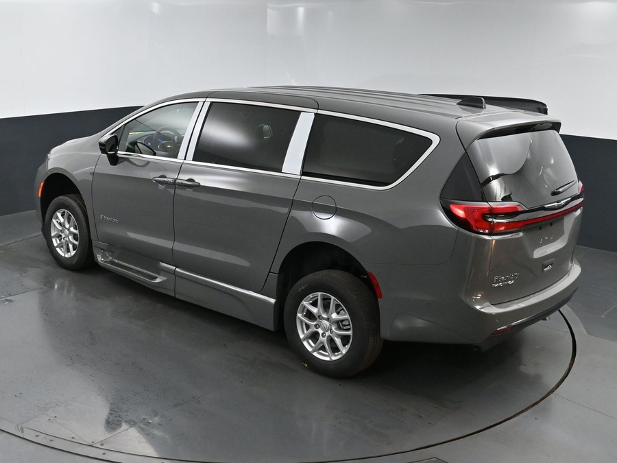 New 2025 Chrysler Pacifica Select Safety - BraunAbility Side Entry Entry In Floor Automatic Ramp