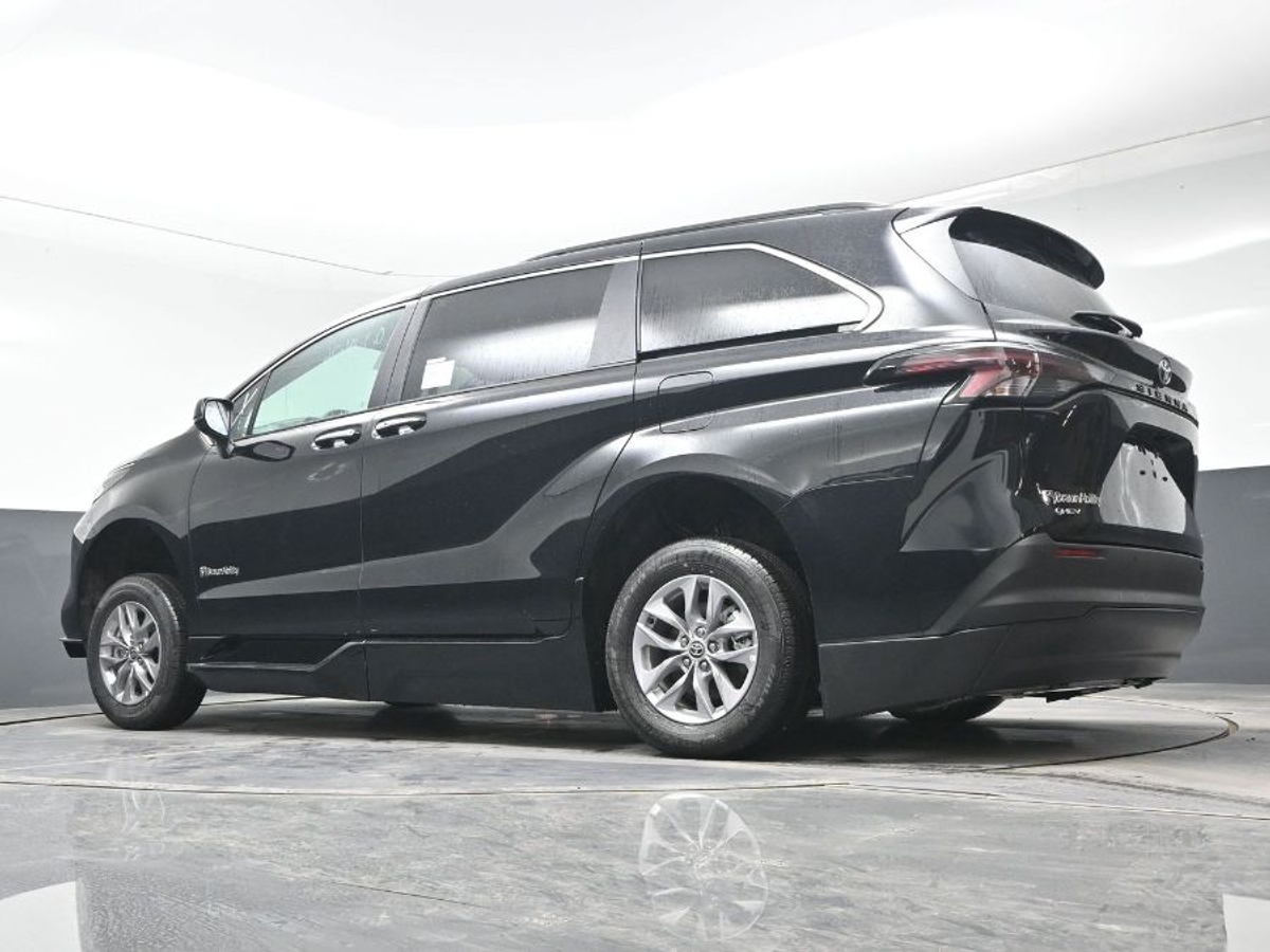 Black Toyota Sienna image number 24
