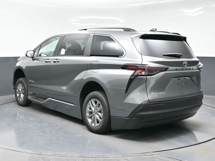 Grey Toyota Sienna image number 2