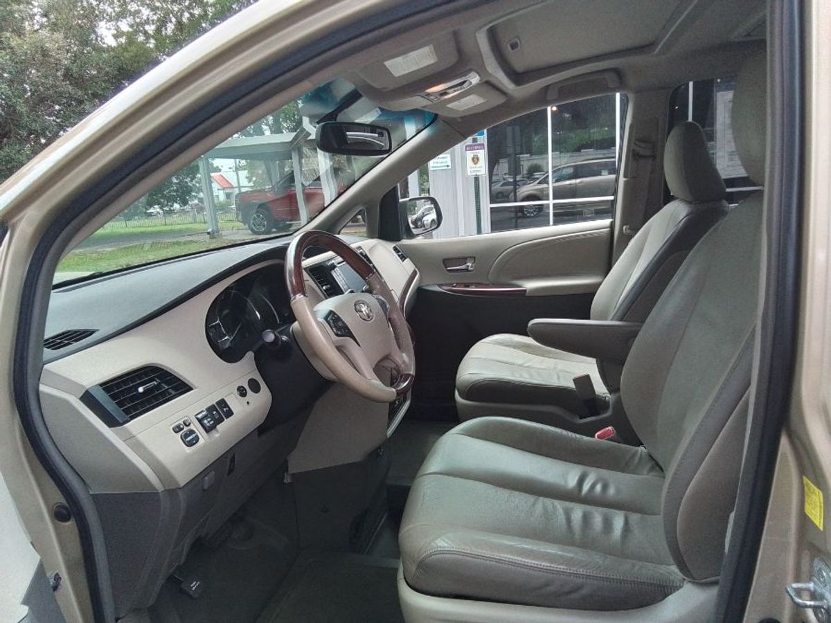 2011 TOYOTA SIENNA - Image 11