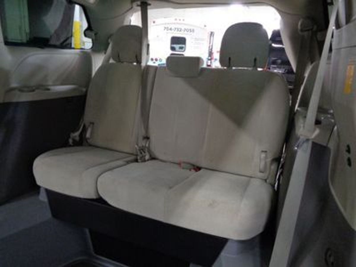 2014 TOYOTA SIENNA - Image 8