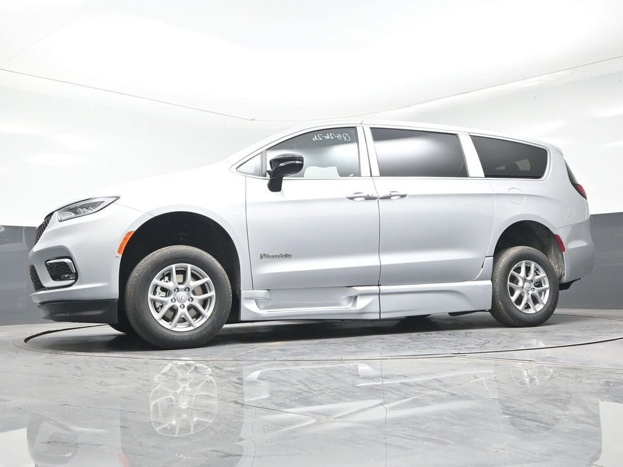 New 2026 Chrysler Pacifica Select Plus - BraunAbility Side Entry Entry Fold Out Automatic Ramp
