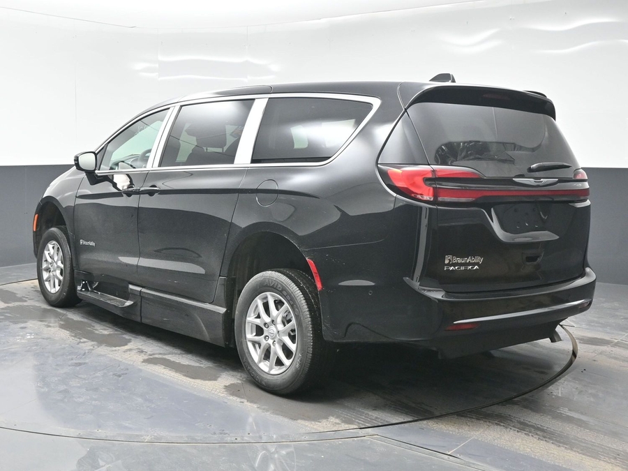 Black Chrysler Pacifica image number 4