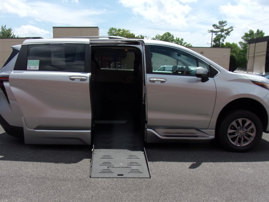 2023 Toyota Sienna XLE - Photo 8