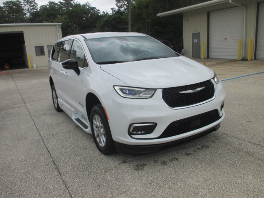 White Chrysler Pacifica image number 25
