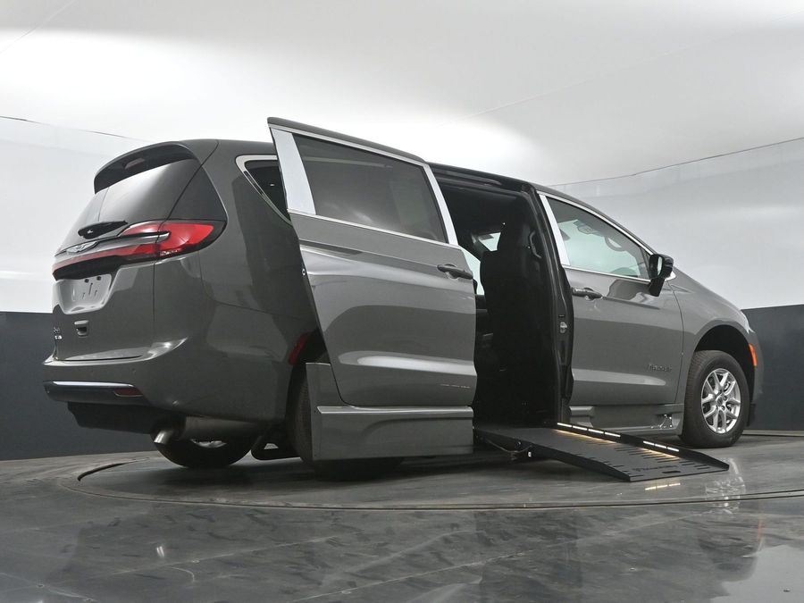 New 2025 Chrysler Pacifica Select Safety - BraunAbility Side Entry Entry Fold Out Automatic Ramp