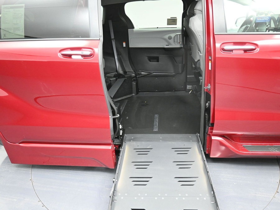 New 2025 Toyota Sienna Hybrid XLE Base - BraunAbility Side Entry Entry Fold Out Automatic Ramp