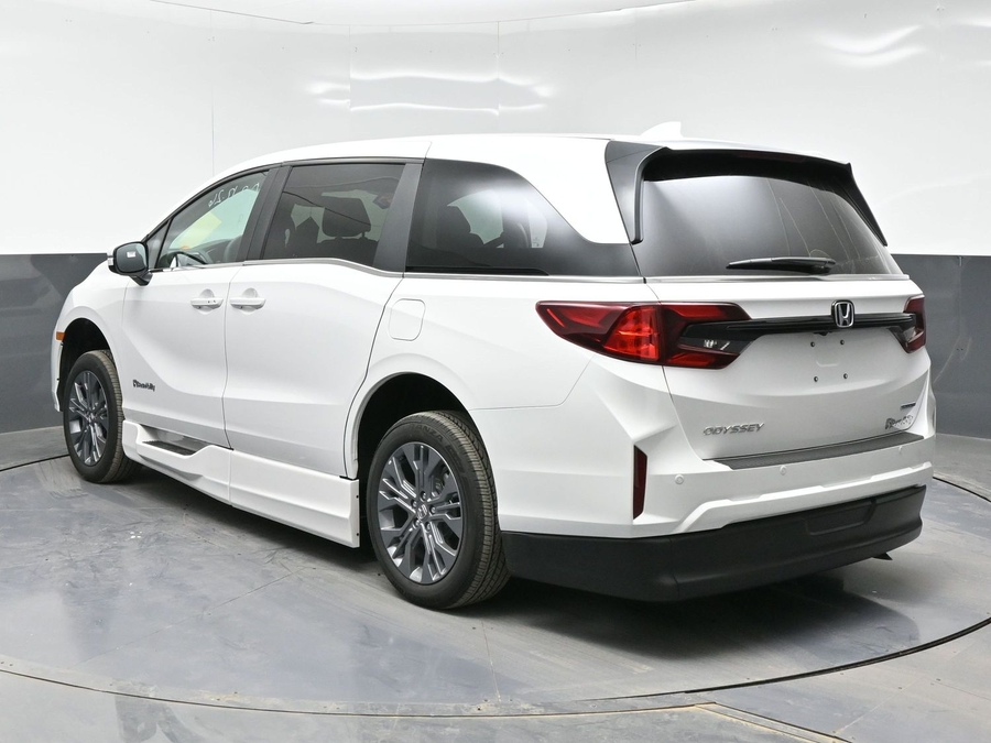 White Honda Odyssey image number 1