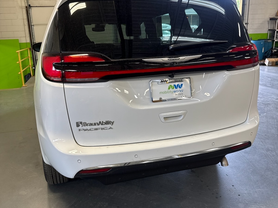 White Chrysler Pacifica image number 4