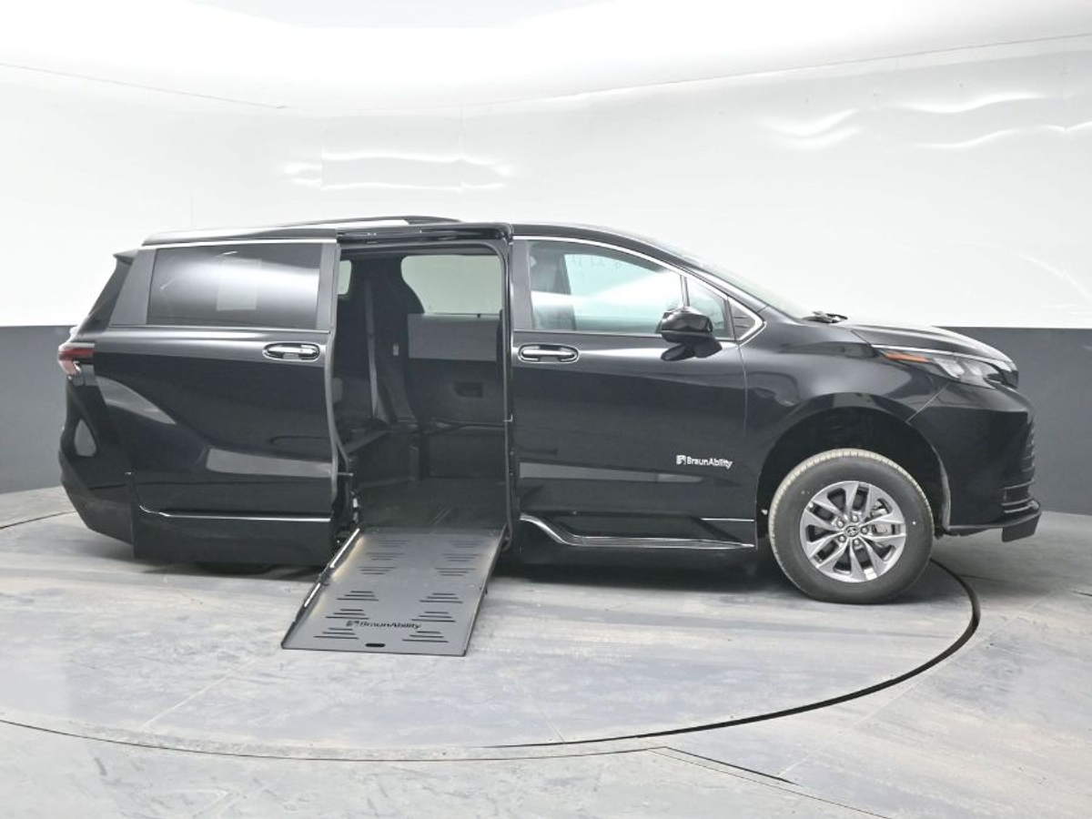 2025 Toyota Sienna XLE's photo