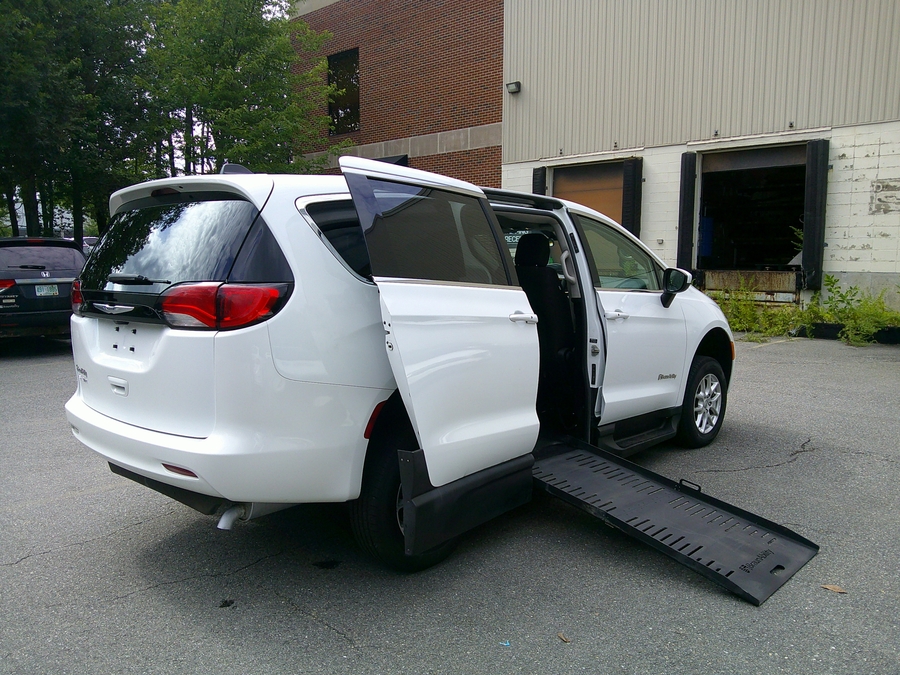 White Chrysler Voyager image number 1