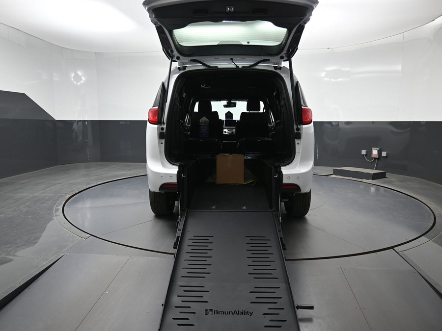 White Chrysler Voyager image number 6