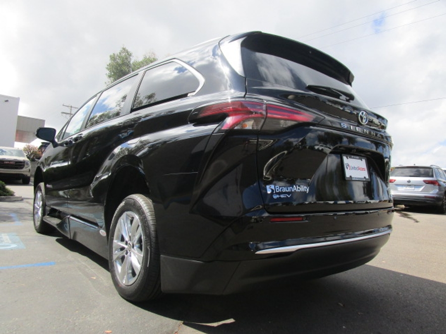 New 2026 Toyota Sienna Hybrid Limited - BraunAbility Side Entry Entry Fold Out Automatic Ramp