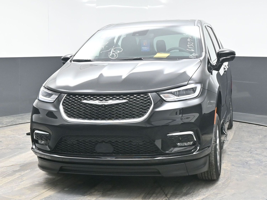 Black Chrysler Pacifica image number 21