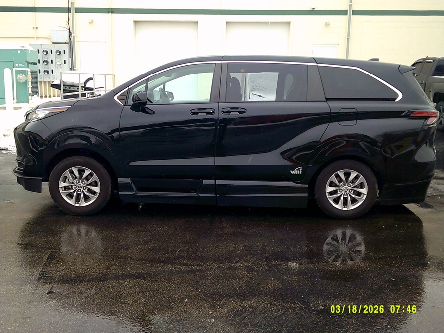 Black Toyota Sienna image number 3