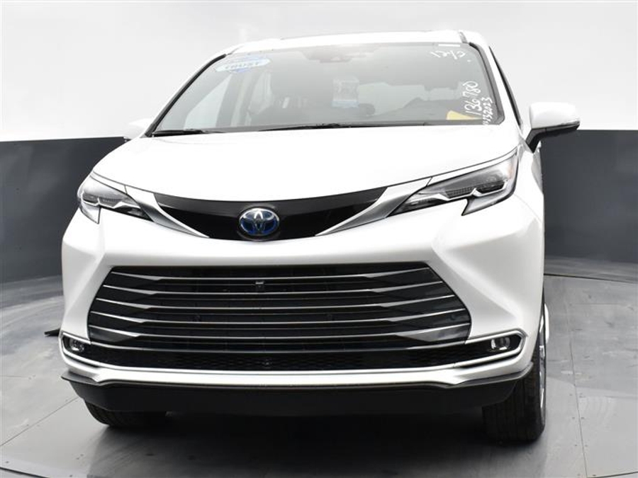 New 2025 Toyota Sienna Hybrid Platinum - BraunAbility Side Entry Entry Fold Out Automatic Ramp