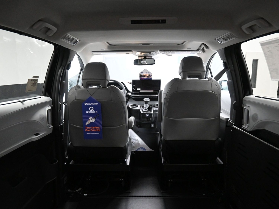 Black Toyota Sienna image number 14