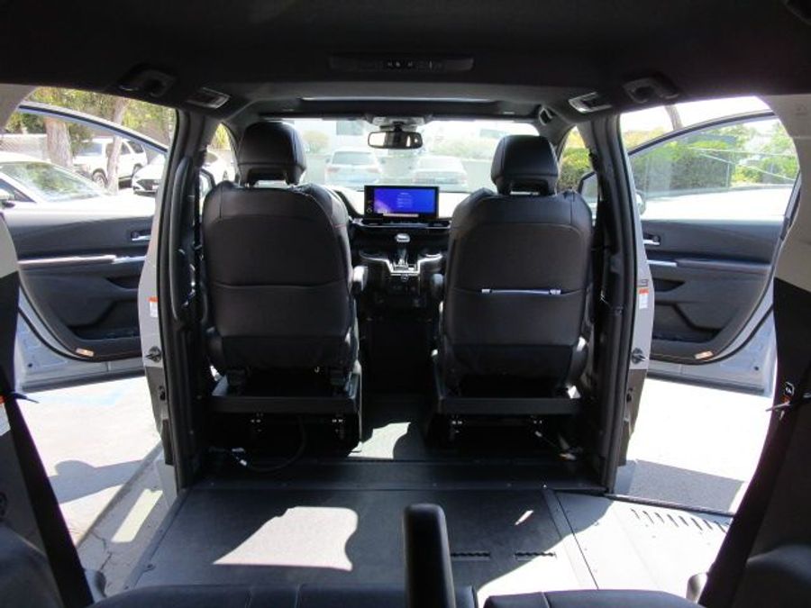New 2025 Toyota Sienna Hybrid XSE Sport - BraunAbility Side Entry Entry In Floor Automatic Ramp
