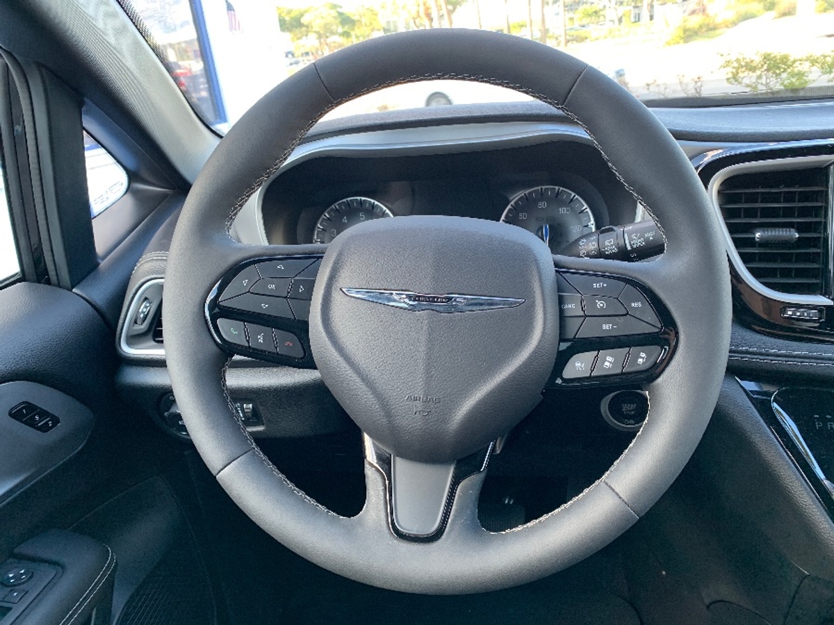 Black Chrysler Pacifica image number 9