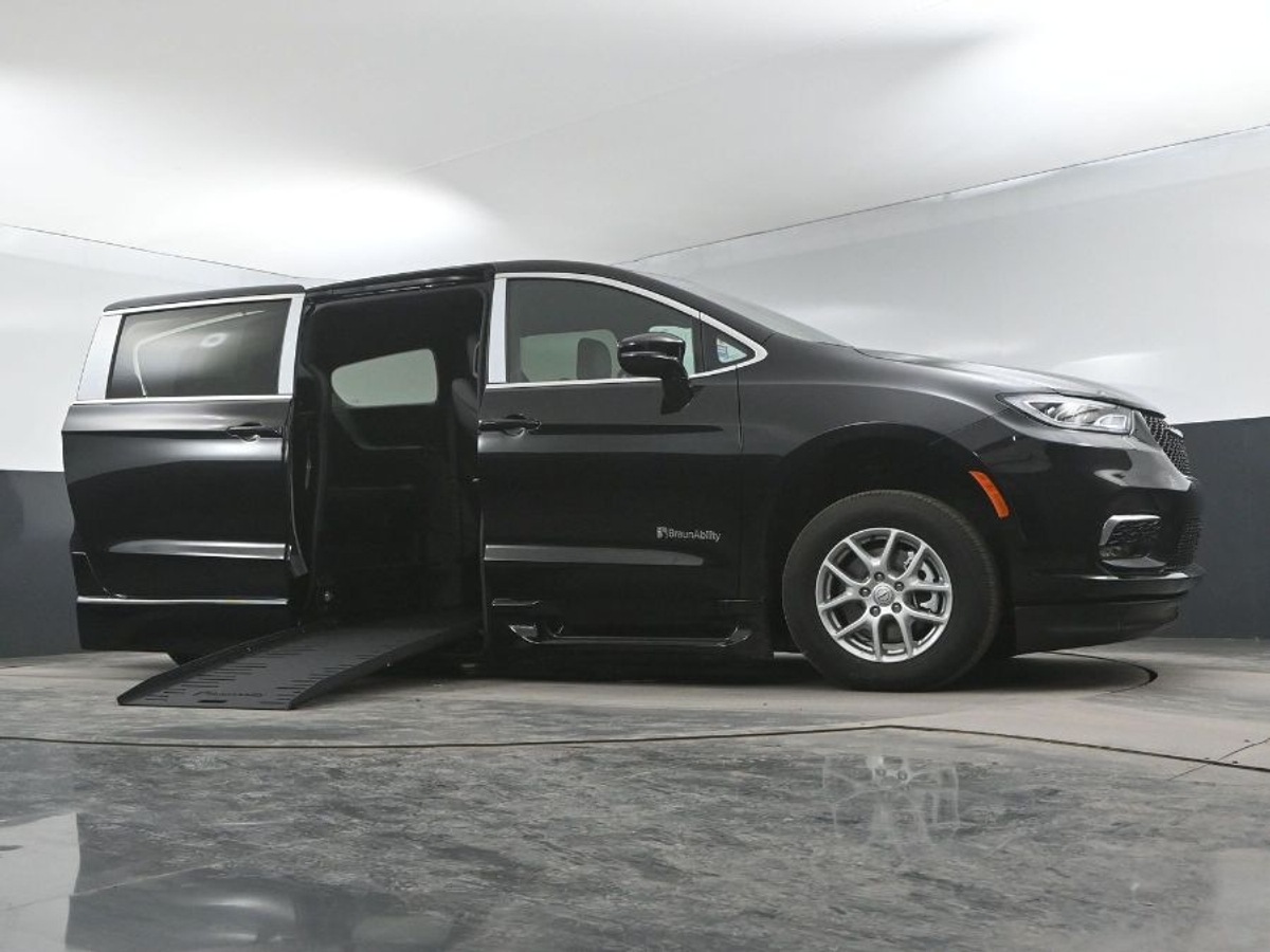 Black Chrysler Pacifica image number 18