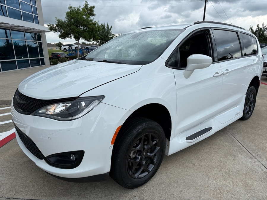 White Chrysler Pacifica image number 6