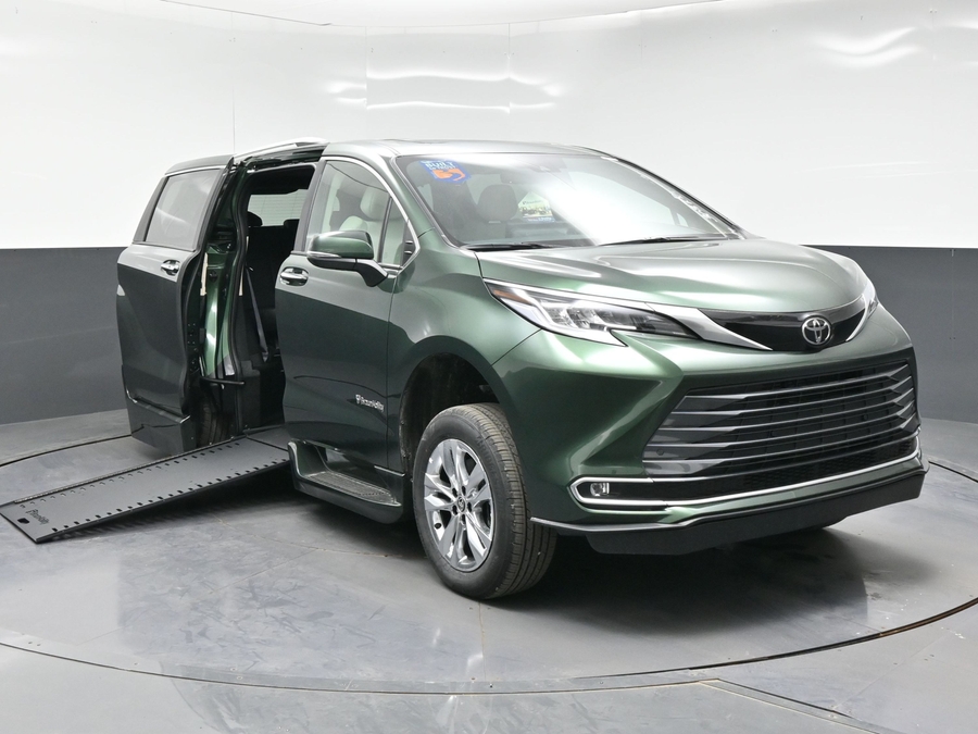 New 2026 Toyota Sienna Hybrid Limited - BraunAbility Side Entry In Floor Automatic Ramp