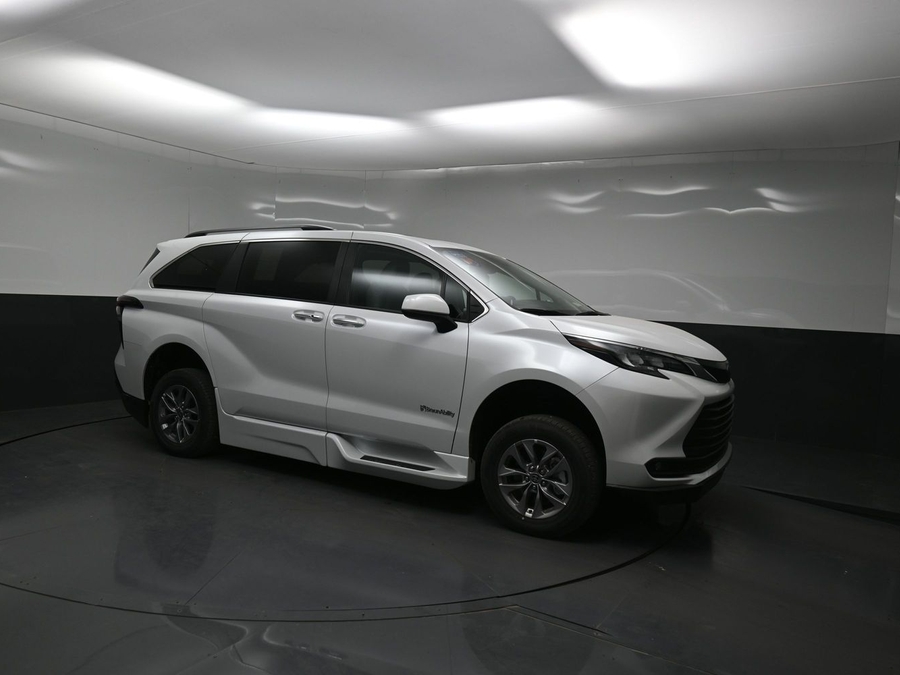 New 2026 Toyota Sienna Hybrid XLE Add - BraunAbility Side Entry Entry In Floor Automatic Ramp