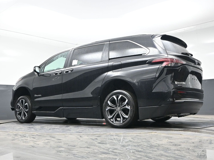 Midnight Black Metallic Toyota Sienna image number 18