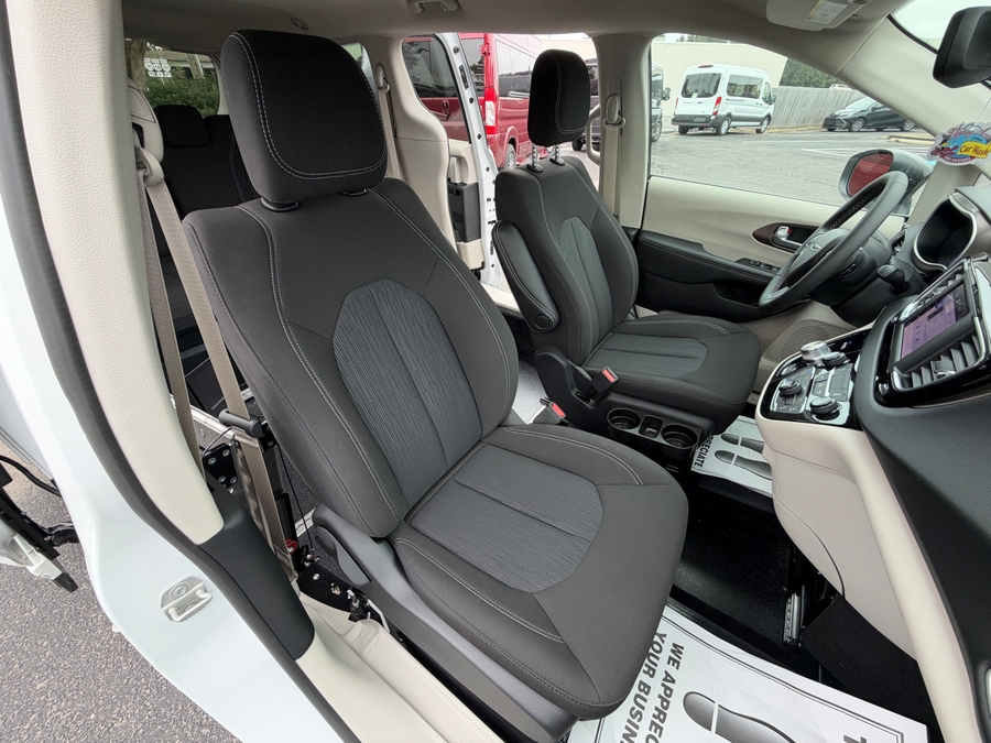 White Chrysler Voyager image number 31