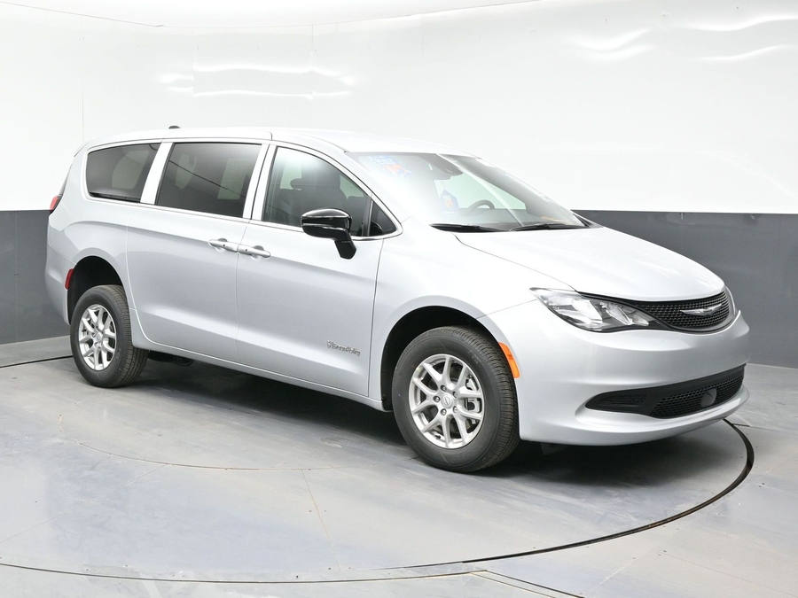 Silver Chrysler Voyager image number 13