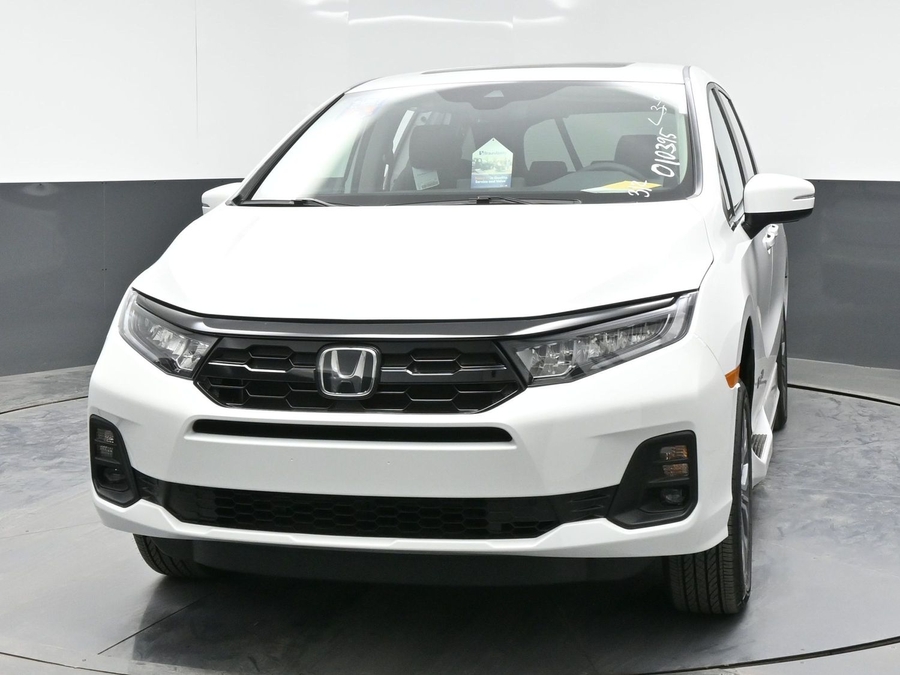 White Honda Odyssey image number 1