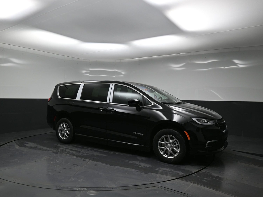 Black Chrysler Pacifica image number 17