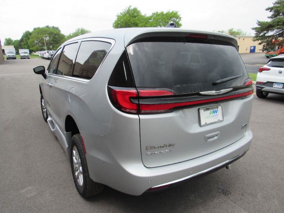 Silver Chrysler Pacifica image number 14