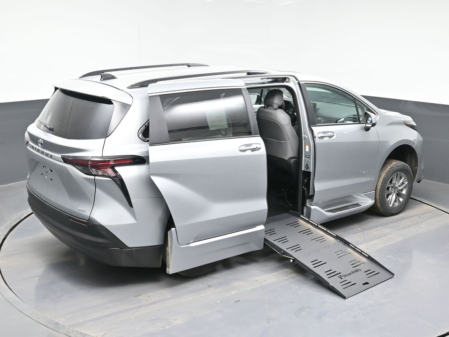 Silver Toyota Sienna image number 25