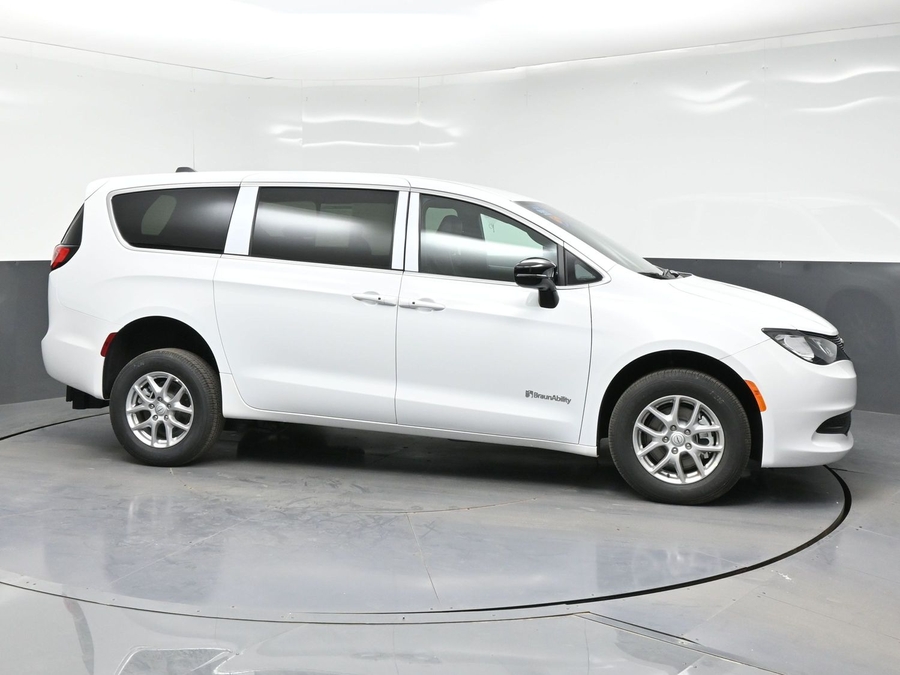 White Chrysler Voyager image number 1