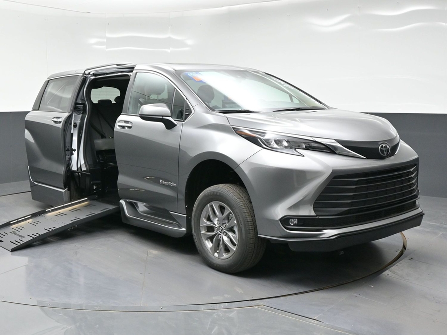 Grey Toyota Sienna image number 13