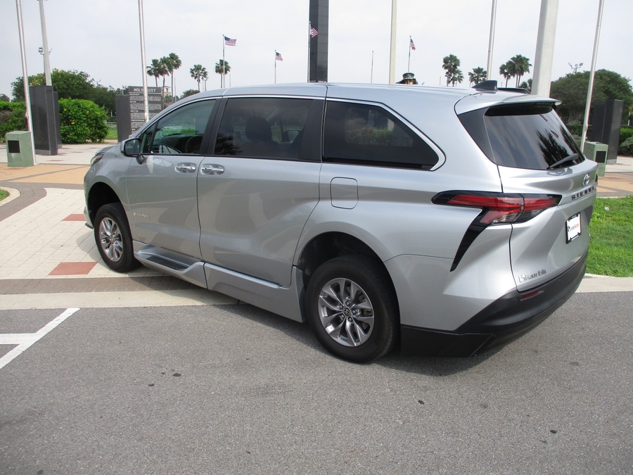 Used 2022 Toyota Sienna XLE - BraunAbility Side Entry Entry Fold Out Automatic Ramp