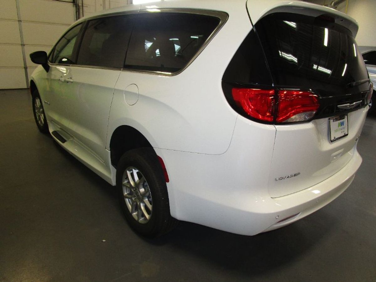 White Chrysler Voyager image number 6