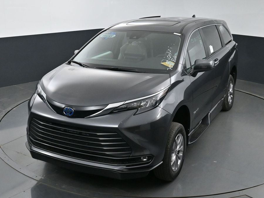 New 2025 Toyota Sienna Hybrid XLE Base - BraunAbility Side Entry Entry Fold Out Automatic Ramp