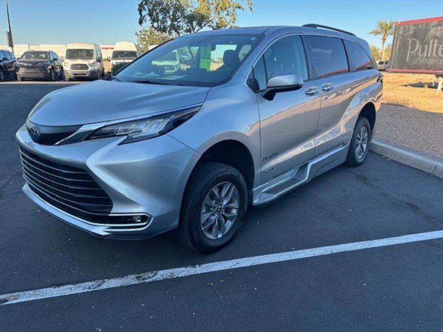 Used 2021 Toyota Sienna Hybrid XLE Plus - BraunAbility Side Entry Entry Fold Out Automatic Ramp