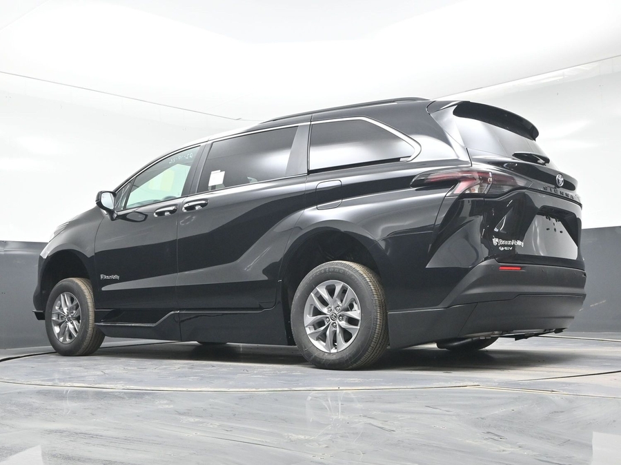Black Toyota Sienna image number 20