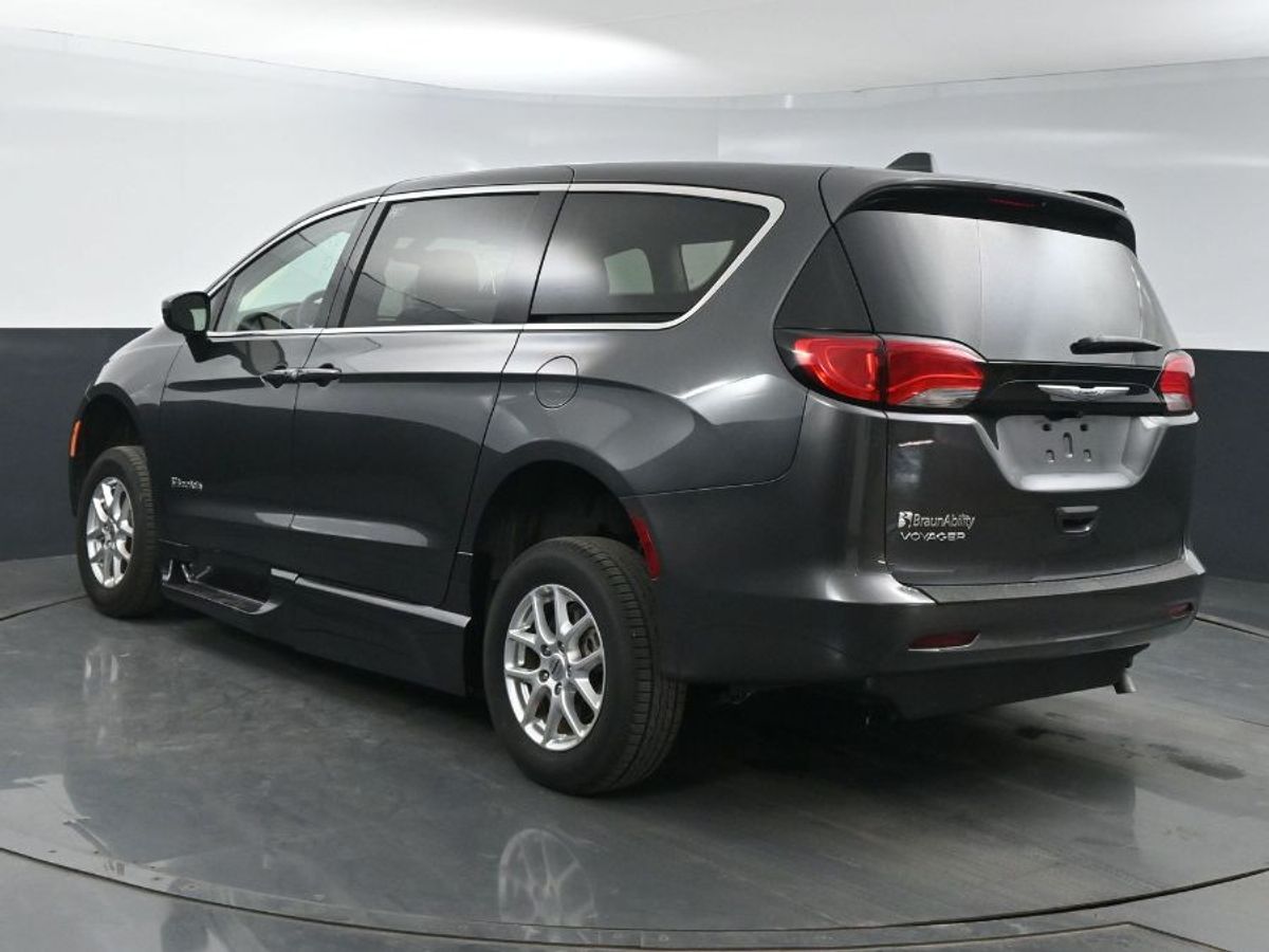 Grey Chrysler Voyager image number 4