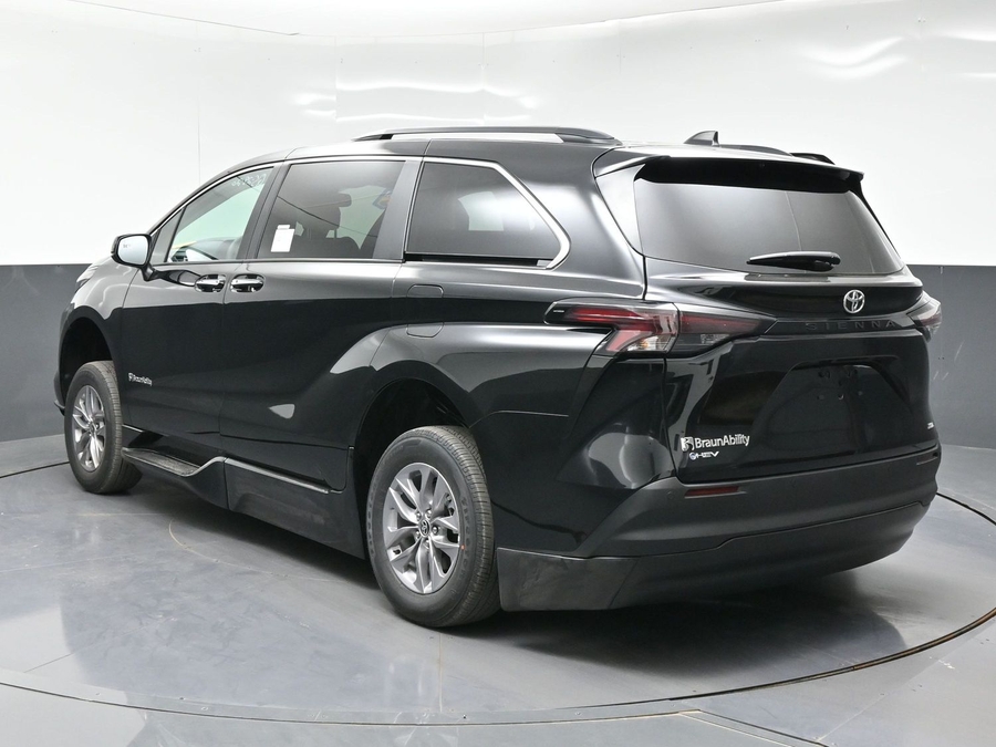 Black Toyota Sienna image number 4