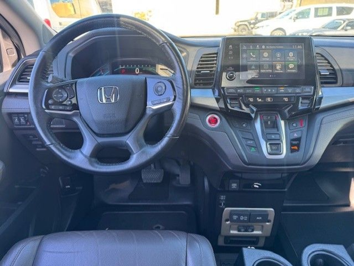 White Honda Odyssey image number 1