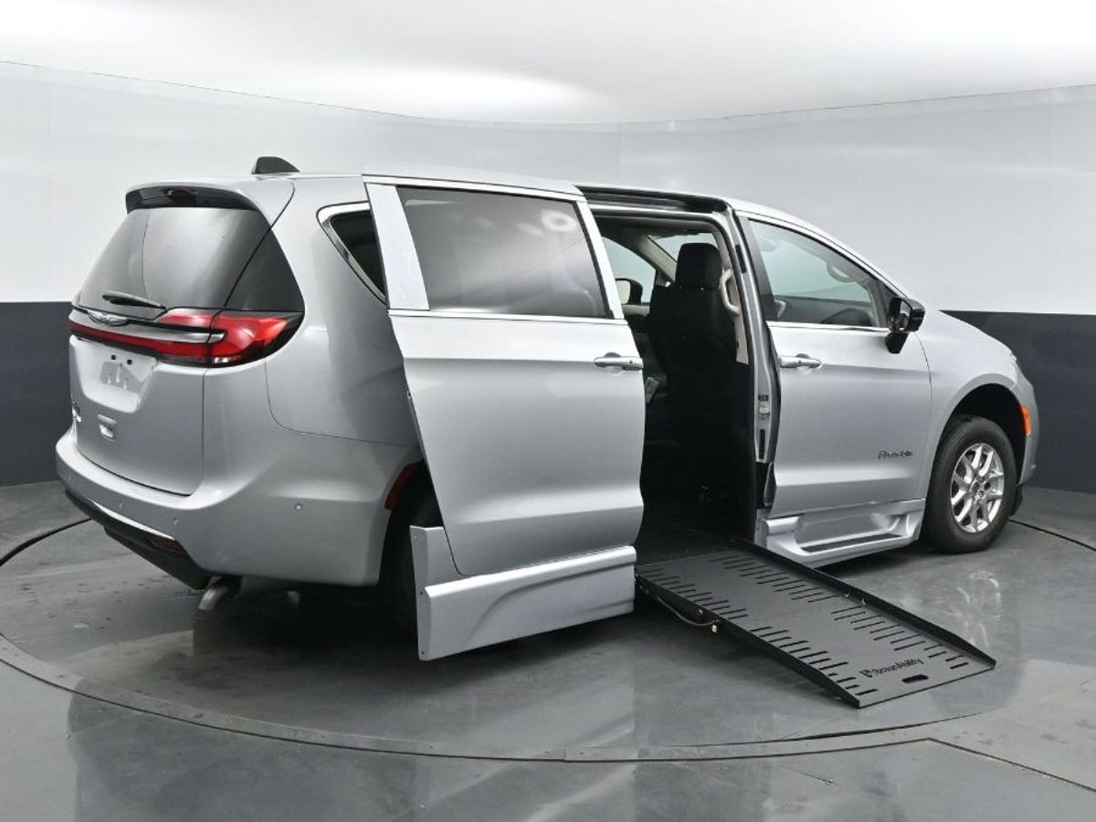Silver Chrysler Pacifica image number 23