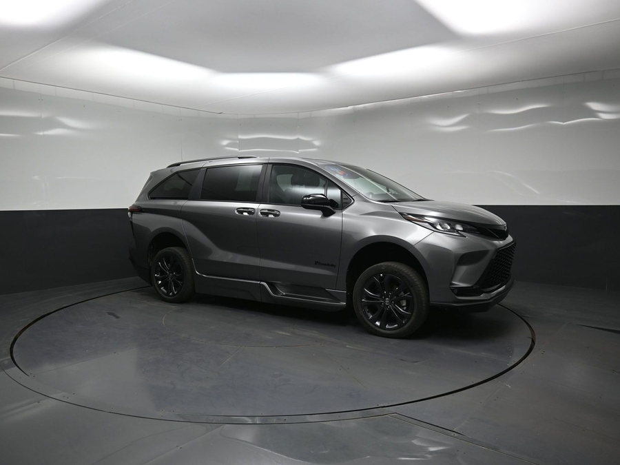 New 2026 Toyota Sienna Hybrid XSE Sport - BraunAbility Side Entry Fold Out Automatic Ramp